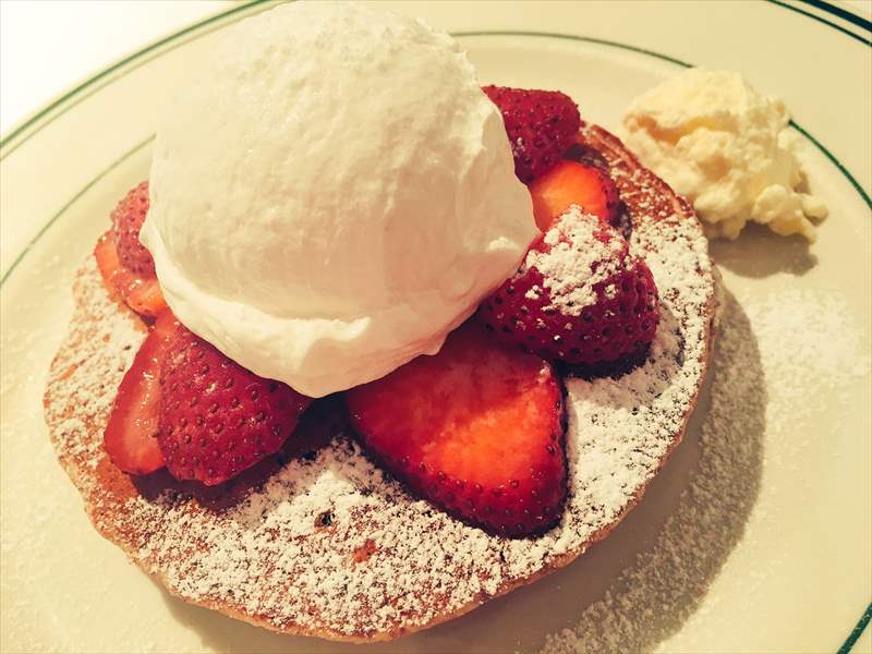 全粒粉パンケーキ ホイップクリーム&ストロベリー 新宿のパンケーキ 「THE SMILE（ザ スマイル）」に行ってきた！全粒粉パンケーキがおいしくてオススメ！