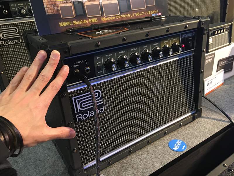 Roland JC-22 の大きさ。僕の手と比較。2016楽器フェアに行ってきました！