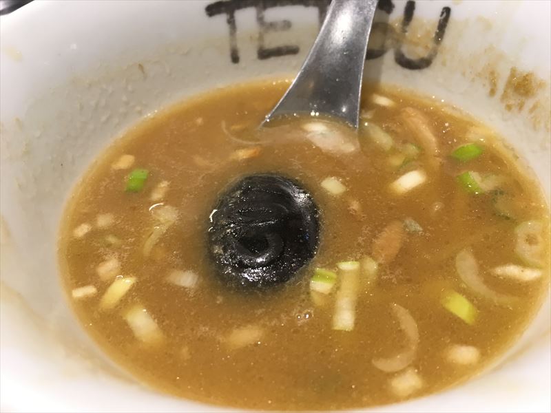 焼き石をそのままスープに入れる。 大宮ラーメン激戦区！人気店「つけめん102 大宮店」が超美味い！