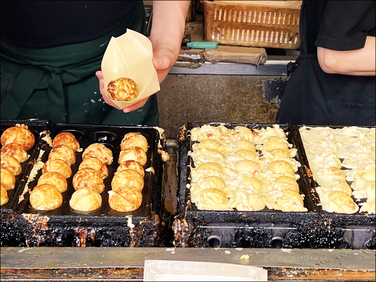 上野のアメ横にあるみなとや食品ではいつでも出来立てでおいしいたこ焼きが食べられる！