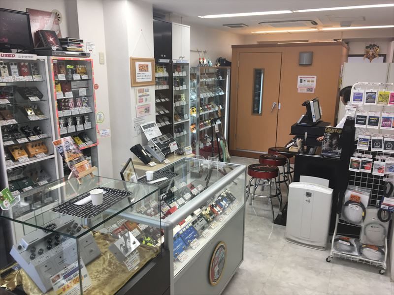 【潜入】歪みエフェクターの宝庫！中野の「ヒズミ屋」が素晴らしい！エフェクタービルダー物がずらり！