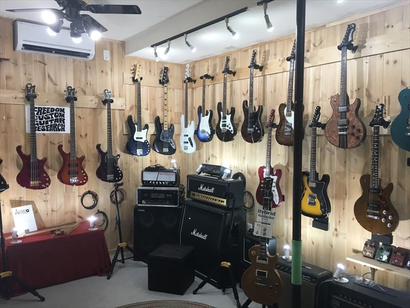 フリーダムカスタムギターリサーチのショールーム FreedomCGRの神メンテナンス！ネジの締め方で倍音・鳴り方調整してギターが生まれ変わる！