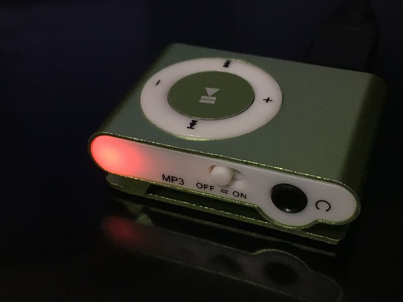 充電中は赤いLEDが光ります。APOD MP3 / 激安MP3プレイヤー の充電方法 【99円】APOD MP3 / 激安MP3プレイヤーを買ってみた！【MA-8564】