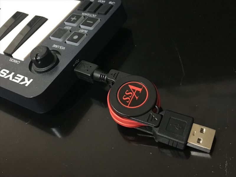 Mini USBを本体に挿す。 【オススメminiUSB-USB】SSAの巻取り式USBケーブルが安くて使いやすくて邪魔にならず超快適！【SU2-MIR75R】