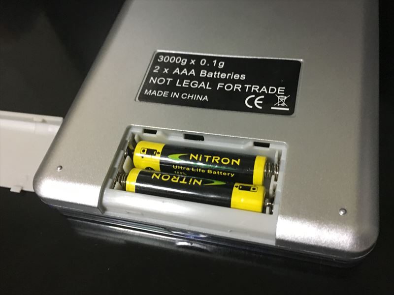 単四電池。デジタルスケールに電池を入れる。 【徹底解説】デジタルスケール 電子はかりが超便利！ 0.1g~3000gまで測れる小さくて軽い一台は持っておきたい計り！キッチンスケールにも使えます。