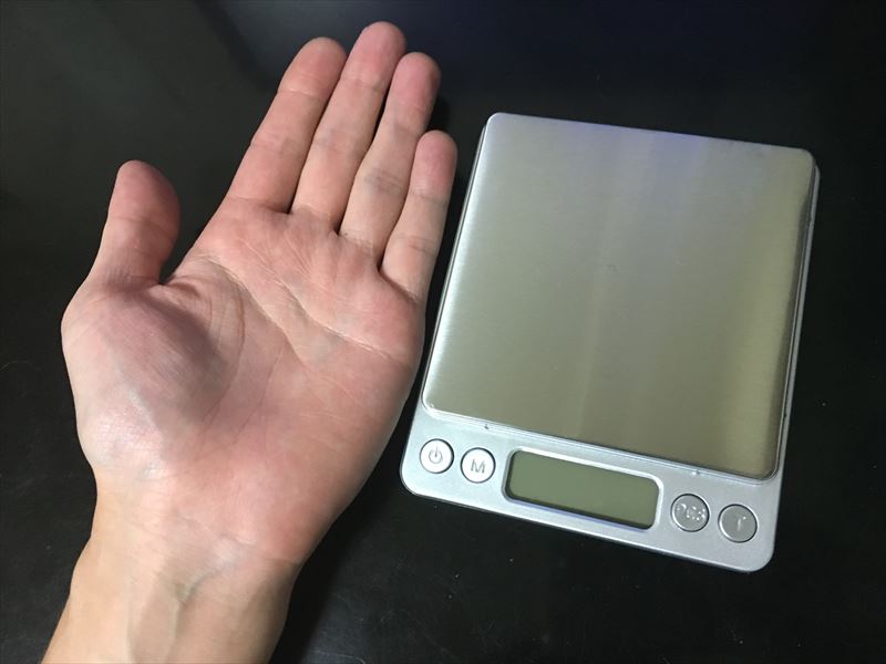 手と同じ大きさ。デジタルスケール 電子はかりが超便利！ 0.1g~3000gまで測れる小さくて軽い一台は持っておきたい計り！キッチンスケールにも使えます。