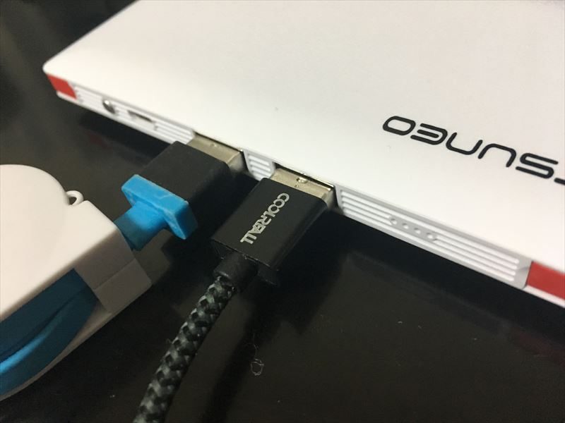 これと同時に2つのUSBポートも同時使用可能なんです。 【徹底解析】TSUNEO モバイルバッテリー 10000mAhの圧倒的軽さ！ケーブル内蔵！大容量！安さ！ 最強のモバイルバッテリーです！(Dmtown)