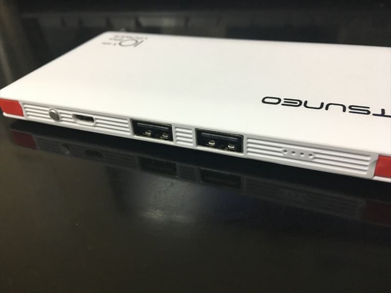 本体USBポートに繋いで 【徹底解析】TSUNEO モバイルバッテリー 10000mAhの圧倒的軽さ！ケーブル内蔵！大容量！安さ！ 最強のモバイルバッテリーです！(Dmtown)