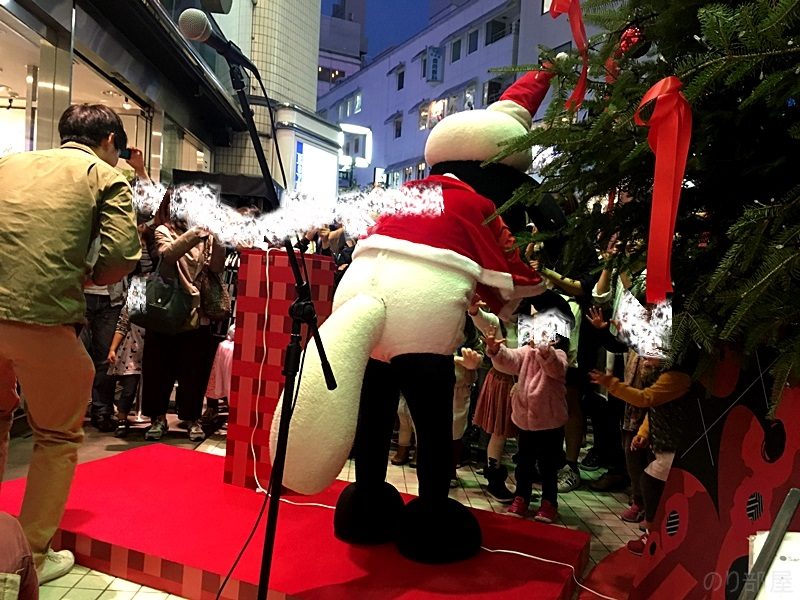 PARCO 吉祥寺店の店長さんと一緒にクリスマスツリー点灯！ 治一郎のバームクーヘンがおいしい！吉祥寺PARCOのクリスマスツリー点灯式で演奏でした！