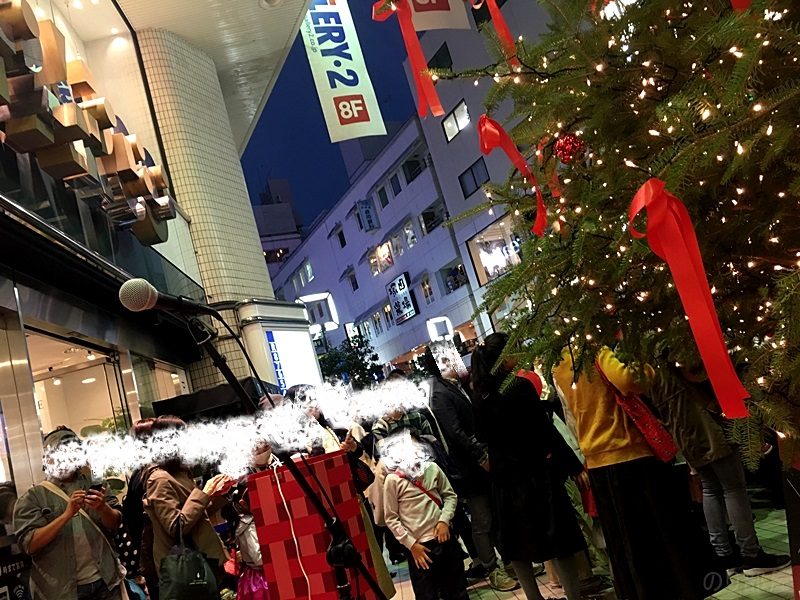 PARCO 吉祥寺店の店長さんと一緒にクリスマスツリー点灯！ 治一郎のバームクーヘンがおいしい！吉祥寺PARCOのクリスマスツリー点灯式で演奏でした！