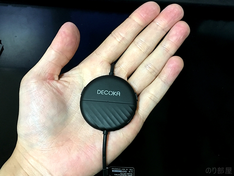 この丸いのがノイズキャンセリングの大事な部分。  Decoka DK100 イヤホンの箱を開封