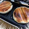 焼き時間を好みに調整　サクサク肉まんの完成！！　ホットサンドメーカーを閉じる　【新食感】肉まん を ホットサンドメーカーで焼くとサクサクで超オイシイ！！　簡単お手軽