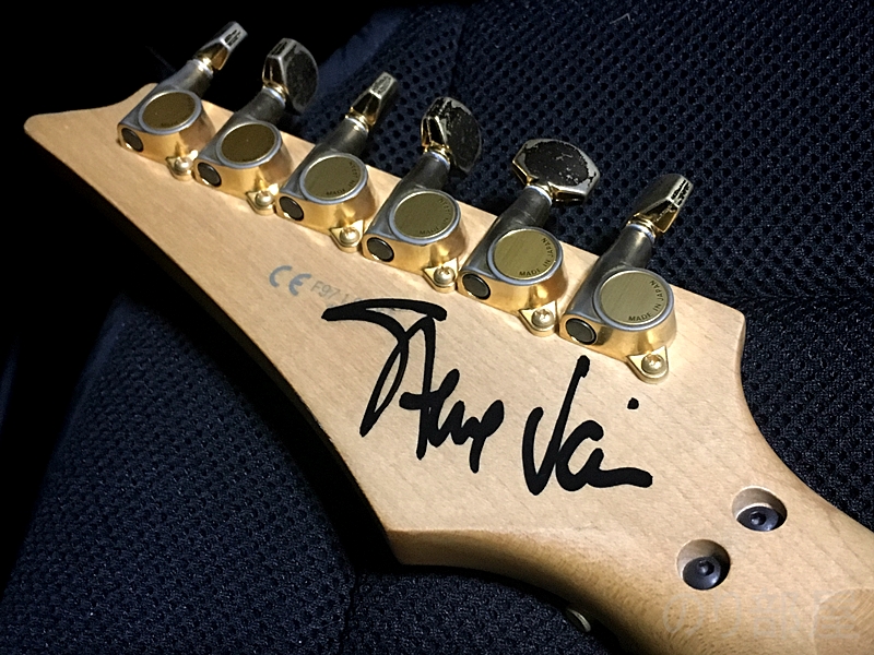 Ibanez アイバニーズ エレキギター JEM7V Steve Vai Signature WHI JEM7V  Vaiにマグネットチューナーを貼り付ける 【問題解決】クリップチューナーのつけっぱなしのダサさを解決！？　マグネットで前から見えなくして隠す簡単・無加工の方法。