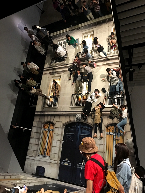 壁 レアンドロ・エルリッヒ展が体験できる美術展でトリックアート・錯覚好きにオススメ！