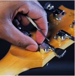ギター・ベース本体のペグの一つからネジを外します。【徹底解説】ダダリオNS Micro Clip Free Tuner PW-CT-21がスゴイ！ ヘッド裏に隠れる目立たないチューナー。 大村孝佳さんも藤岡幹大さんのギターで愛用！