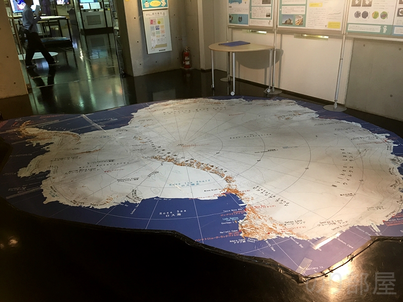 入った直後の床に南極がお出迎え！　【オススメ】南極・北極科学館で南極の氷に触って､衣服も着られて面白い！【宇宙よりも遠い場所( #よりもい )好き必見！】