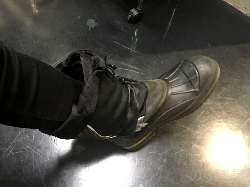 現在履かれている靴も履いてみました！　【オススメ】南極・北極科学館で南極の氷に触って､衣服も着られて面白い！【宇宙よりも遠い場所( #よりもい )好き必見！】