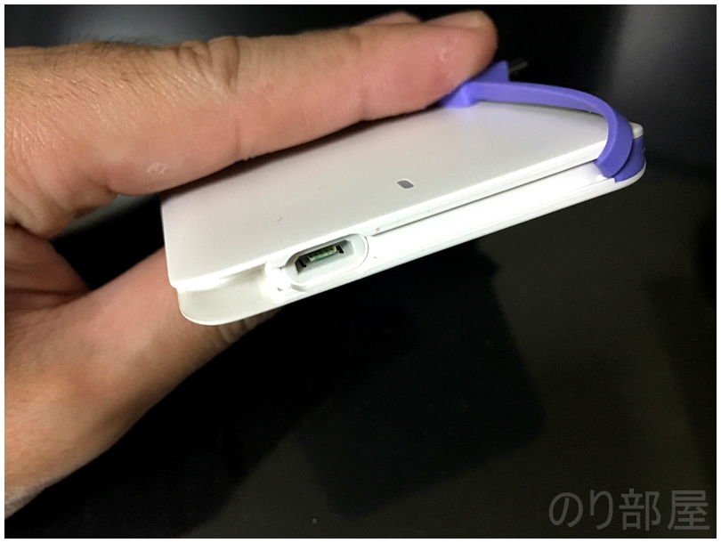 ALPHA MINIにはiPhone用のライトニング端子も用意されており、この端子を使ってiPhoneに充電する事が出来ます。　【徹底解析】薄い(6mm)･軽い(66g)のモバイルバッテリー「ALPHA MINI」が安くて超おすすめ! iPhone･Android対応【ケーブル一体型】
