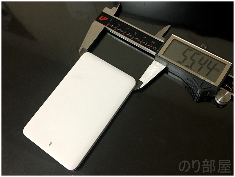 ALPHA MINI の 手のひらサイズの小ささ！　【徹底解析】薄い(6mm)･軽い(66g)のモバイルバッテリー「ALPHA MINI」が安くて超おすすめ! iPhone･Android対応【ケーブル一体型】