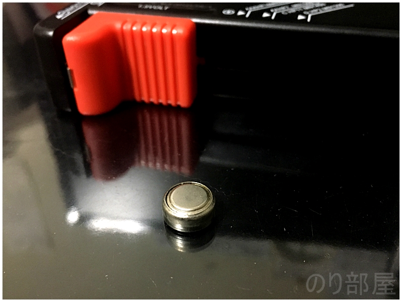 電池残量を計測するバッテリーチェッカー でアコースティックギターのPUでボタン電池（LR44）を測定する　【徹底解説】242円の電池残量を計測するバッテリーチェッカーが安くてオススメ！ ギター・ベース・エフェクターの電池の残りを確認するのに便利なバッテリーテスター！【電池チェッカー 】