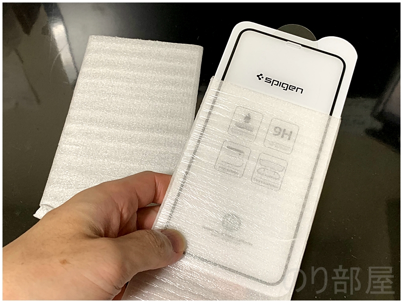 Spigen 全面保護フィルム ガラスフィルム の梱包がキズがつかないように超しっかりしている！【徹底解説】iPhone XS Max 液晶保護フィルムは「Spigen ガラスフィルム FC HD Black」がオススメ！ ケースとの干渉もなく指紋も付かずいつでもサラサラで衝撃に強く傷もつかない安心のブランド！