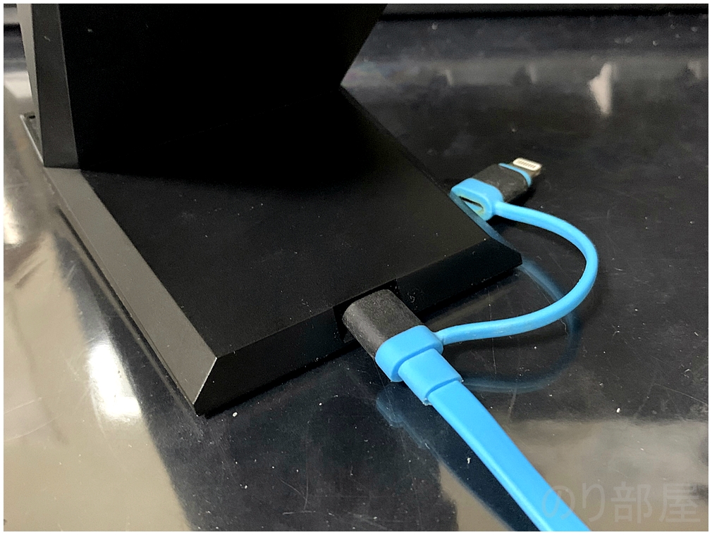 Micro USBケーブルをワイヤレス充電器本体に挿す。【実測】NANAMI ワイヤレス充電器がQi 急速充電できて便利過ぎる！ セット ｢QC 3.0アダプター付属｣ で高速充電でオススメ！スタンド式で通知確認も楽！【徹底解説】