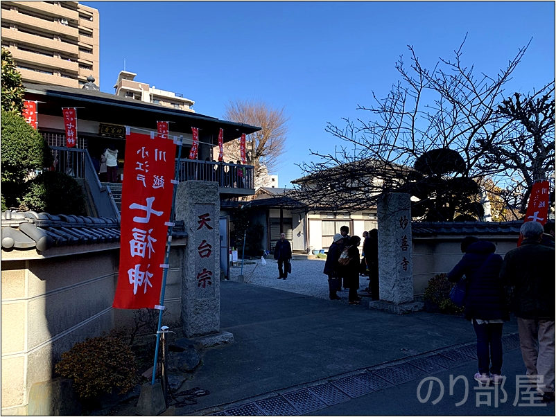 曲がって少し進めば妙善寺 が見えてきます。　妙善寺 / 毘沙門天 （川越七福神）への生き方　【徹底解説】川越七福神めぐりにかかった時間と歩数、全箇所と水琴窟を紹介！オススメのお寺の周り方！【小江戸･蔵造り】