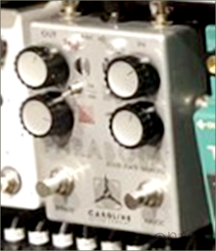 Caroline Guitar Company / PARABOLA Solid State Tremolo トレモロ 綾野剛(The XXXXXX)さんの ツマミ・ノブの位置　【徹底紹介】綾野剛のエフェクターボード･機材を解析！ツマミ･ノブの位置も分かる！ギターを支える機材の数々を紹介！ギター。 #綾野剛 #thexxxxxx #ザシックス【金額一覧】