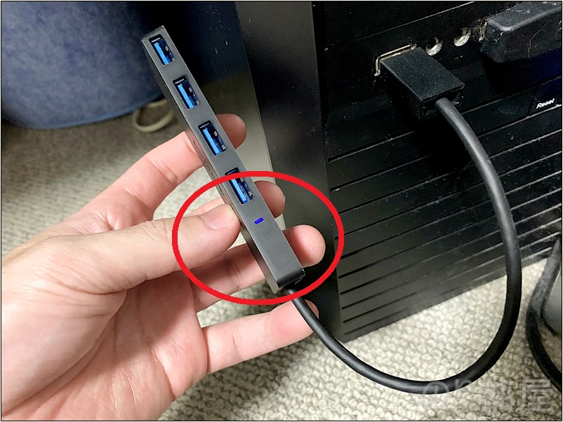 Anker USB3.0 ハブ ウルトラスリム 4ポート高速ハブ の接続されるとLEDが光る仕様　【徹底解説】Anker USB3.0 ハブが小さくて軽くて安くてオススメ！使い方や付属品､大きさ重さ値段を解説！【ウルトラスリム 4ポートハブ】