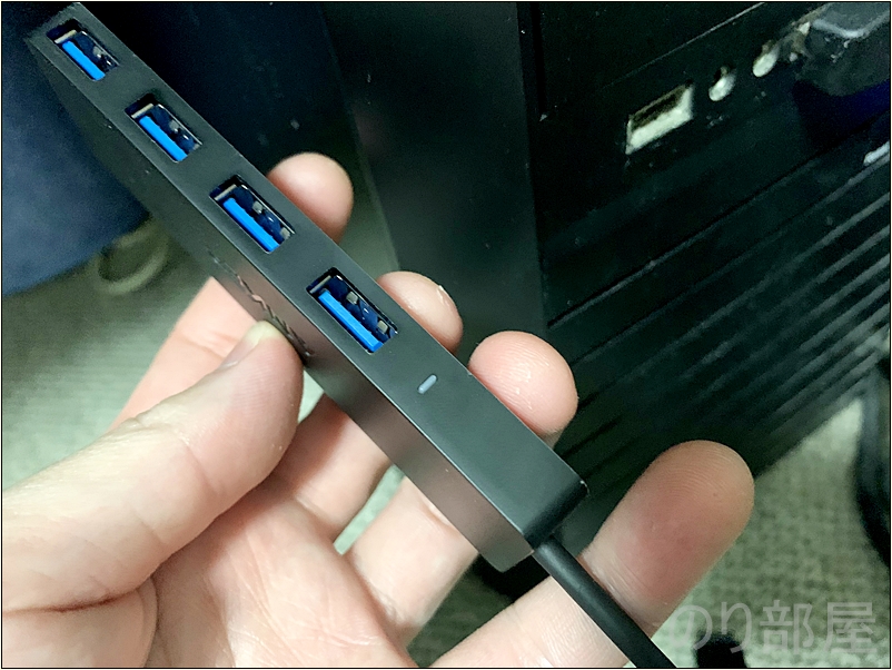 Anker USB3.0 ハブ ウルトラスリム 4ポート高速ハブ の接続されるとLEDが光る仕様　【徹底解説】Anker USB3.0 ハブが小さくて軽くて安くてオススメ！使い方や付属品､大きさ重さ値段を解説！【ウルトラスリム 4ポートハブ】