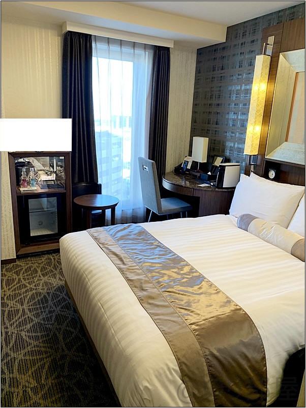 リッチモンドホテルの部屋･客室のベッド&全体はこのようになってます。 リッチモンドホテルプレミア東京押上の部屋がキレイでオススメ！スカイツリーが近くスーパーも近く快適！【評価・口コミ】