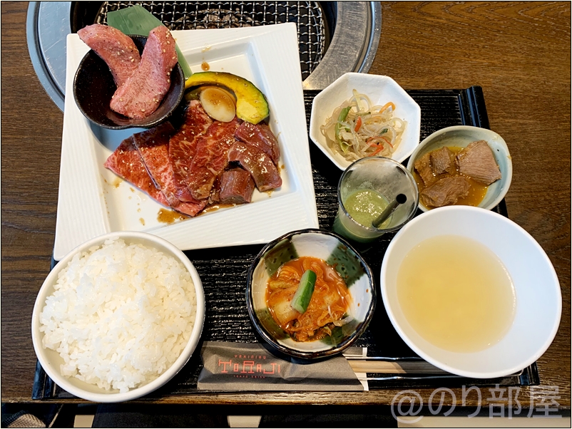 焼肉トラジのランチ「トラジ御膳」が到着。中身の紹介！ 焼肉トラジのランチ「トラジ御膳」が美味しい！オススメ！安定した旨いお肉を食べたいなら焼肉トラジ コクーンシティ店へ！【さいたま新都心】