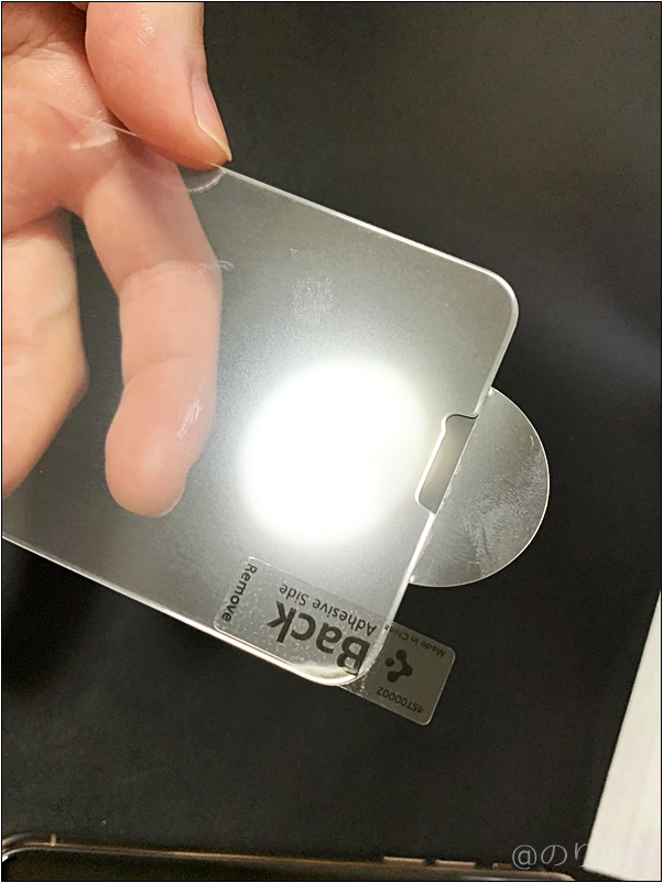 Spigen保護フィルムのBACK部分を剥がしてiPhone11proの液晶に置きます。【徹底解説】iPhone 11 proのオススメのケース･保護フィルムは｢Spigen ウルトラ・ハイブリッド｣と｢Spigen ガラスフィルム GLAS.tR SLIM｣!干渉もなくて丈夫で傷もつかない!【シュピゲン】