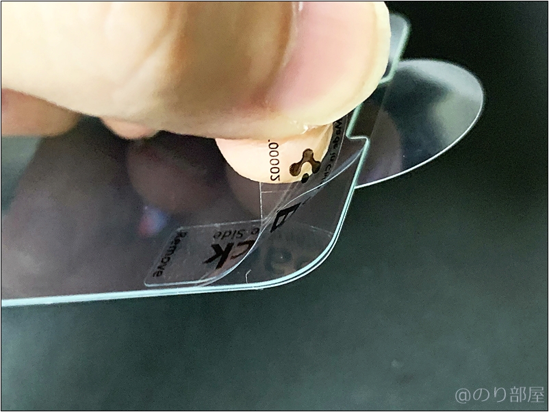 Spigen保護フィルムのBACK部分を剥がしてiPhone11proの液晶に置きます。【徹底解説】iPhone 11 proのオススメのケース･保護フィルムは｢Spigen ウルトラ・ハイブリッド｣と｢Spigen ガラスフィルム GLAS.tR SLIM｣!干渉もなくて丈夫で傷もつかない!【シュピゲン】