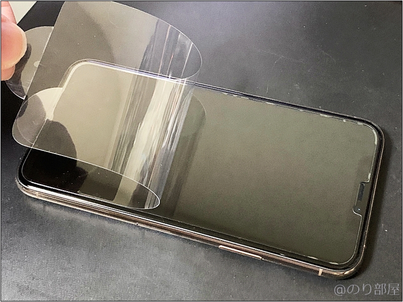 Spigen ガラスフィルムの表のシートをめくっておしまいです【徹底解説】iPhone 11 proのオススメのケース･保護フィルムは｢Spigen ウルトラ・ハイブリッド｣と｢Spigen ガラスフィルム GLAS.tR SLIM｣!干渉もなくて丈夫で傷もつかない!【シュピゲン】
