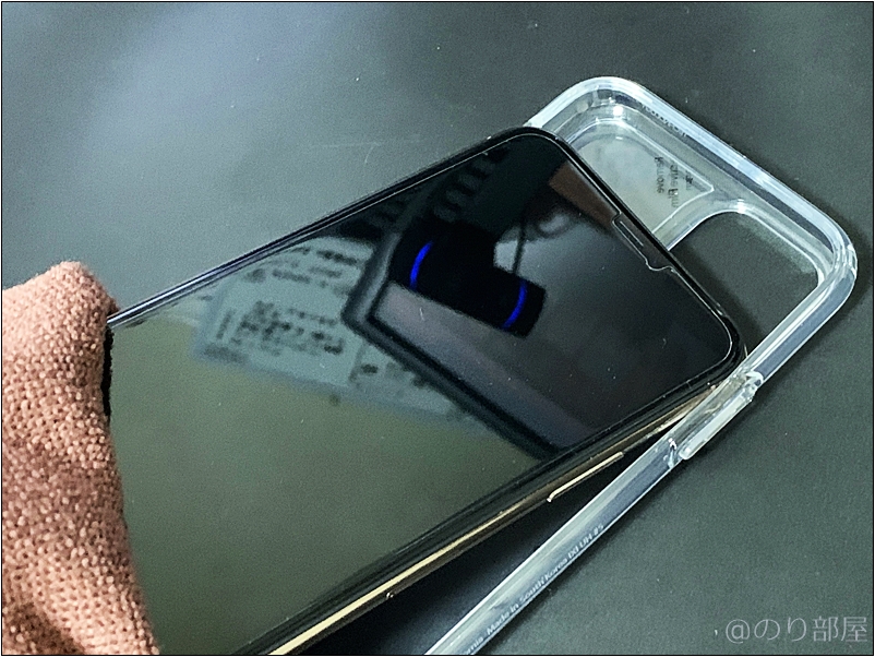 iPhone本体をハメるだけ。｢Spigen ウルトラ・ハイブリッド(クリスタル ・クリア)｣のスマホケースをiPhone 11 proに装着します！【徹底解説】iPhone 11 proのオススメのケース･保護フィルムは｢Spigen ウルトラ・ハイブリッド｣と｢Spigen ガラスフィルム GLAS.tR SLIM｣!干渉もなくて丈夫で傷もつかない!【シュピゲン】