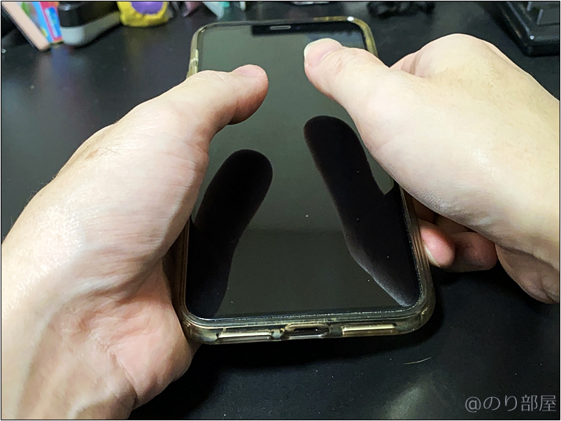 片手で操作できないので両手で操作をすることになる。。iPhone XS MAXを持った時のサイズ感と親指の可動域 【徹底説明】iPhone 11proをXS MAXから変えて良かった･悪かったこと｡一つ前のモデルから変更しても大満足! 常に新しいスマホを買うメリット･デメリット｡#iPhone