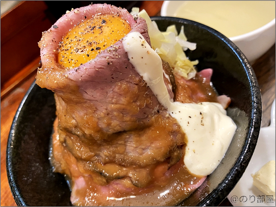 ローストビーフ大野の黒毛和牛のローストビーフ丼定食は見た目のインパクトが凄い！ ローストビーフ大野の食べ比べ｡黒毛和牛と普通のローストビーフ丼定食を食べてみた！口コミ･レビュー･感想【秋葉原･原宿】