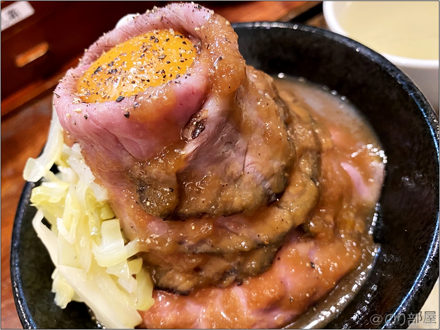 ローストビーフ大野の黒毛和牛のローストビーフ丼定食は見た目のインパクトが凄い！ ローストビーフ大野の食べ比べ｡黒毛和牛と普通のローストビーフ丼定食を食べてみた！口コミ･レビュー･感想【秋葉原･原宿】