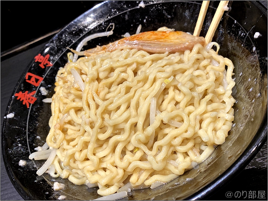 素早く混ぜてそのまま食すべし 春日亭の油そばがおいしい!こってりに見えて食べやすい一番人気の鳥豚油そばが絶品!口コミ・レビュー・感想【秋葉原昭和通り口店】