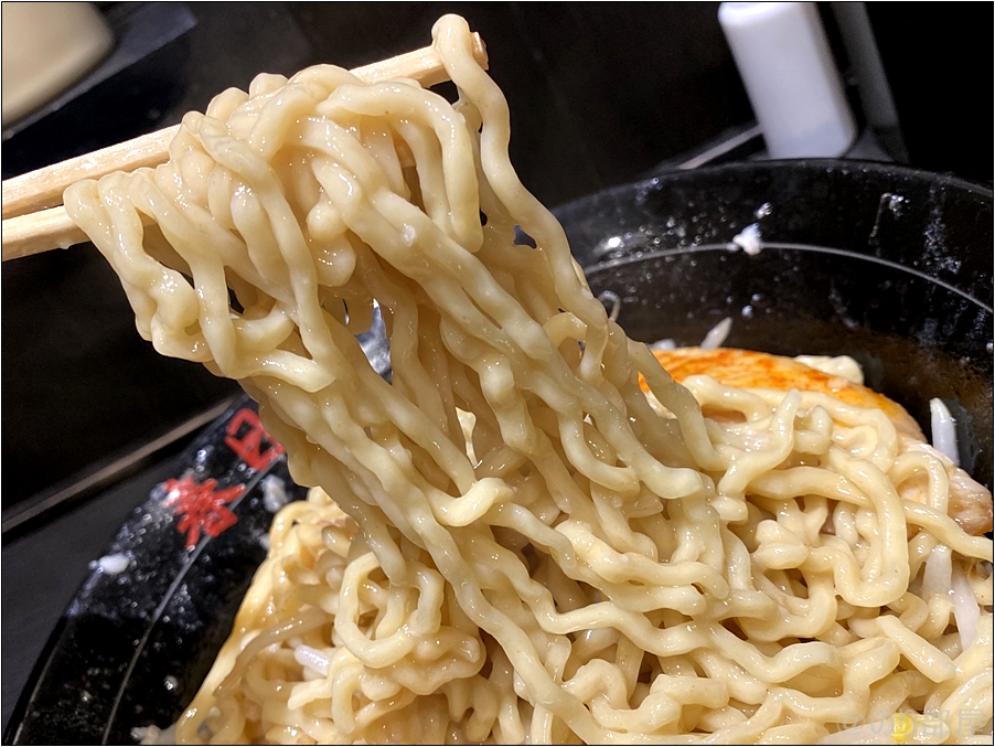 麺は縮れてて太め。春日亭の油そばがおいしい!こってりに見えて食べやすい一番人気の鳥豚油そばが絶品!口コミ・レビュー・感想【秋葉原】