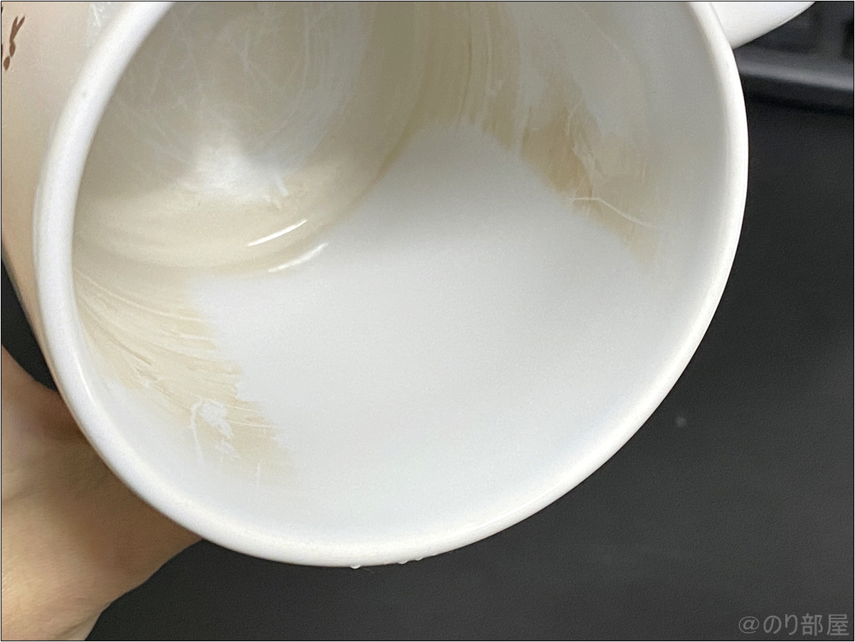  激落ちくんで同じ部分をゴシゴシしてみましたカップの汚れ･茶渋を激落ちくんで一瞬でキレイにしていきます！【紅茶･コーヒーのマグカップ】【1分で解決】カップの汚れを簡単に取る方法。紅茶の茶渋跡を一瞬で簡単に安全に落とすことができます！【コーヒーやミルクティーのコップの汚れ】