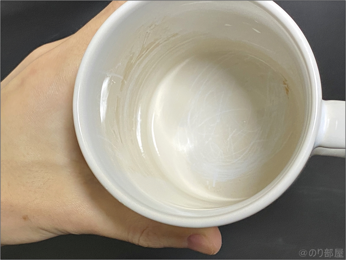  激落ちくんで側面を全部こすって茶渋を磨いてみた　カップの汚れ･茶渋を激落ちくんで一瞬でキレイにしていきます！【紅茶･コーヒーのマグカップ】【1分で解決】カップの汚れを簡単に取る方法。紅茶の茶渋跡を一瞬で簡単に安全に落とすことができます！【コーヒーやミルクティーのコップの汚れ】