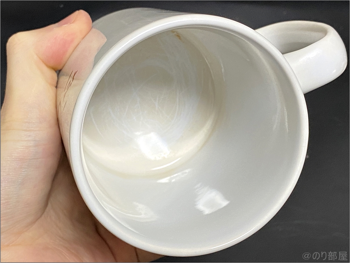  激落ちくんで側面を全部こすって茶渋を磨いてみた　カップの汚れ･茶渋を激落ちくんで一瞬でキレイにしていきます！【紅茶･コーヒー】【1分で解決】カップの汚れを簡単に取る方法。紅茶の茶渋跡を一瞬で簡単に安全に落とすことができます！【コーヒーやミルクティーのコップの汚れ】