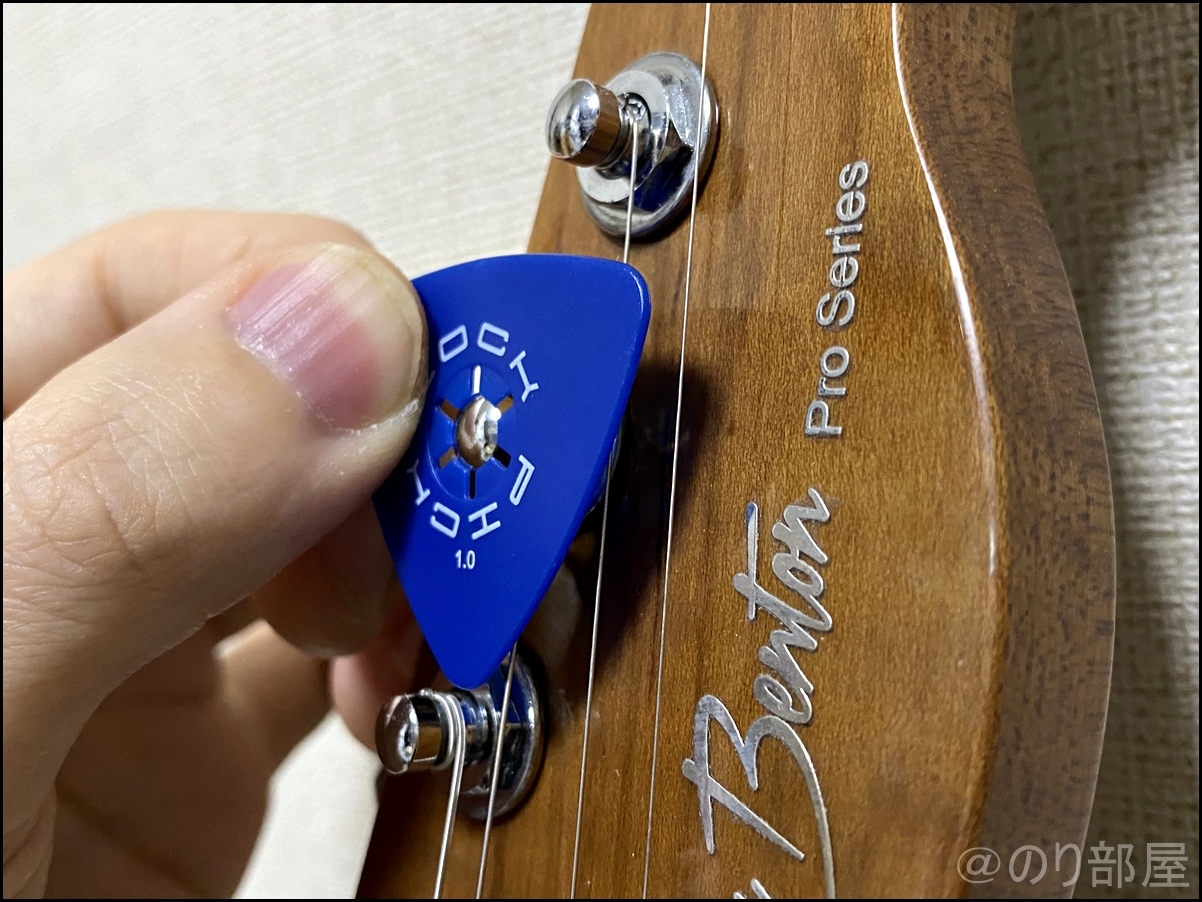 Harley BentonのエレキギターにLOCK PICKを装着してみます ｢LOCK PICK(ロックピック)｣を徹底解説!なくさないピックが超便利で初心者にオススメ！メリットとデメリットを紹介！【ピック隠し】