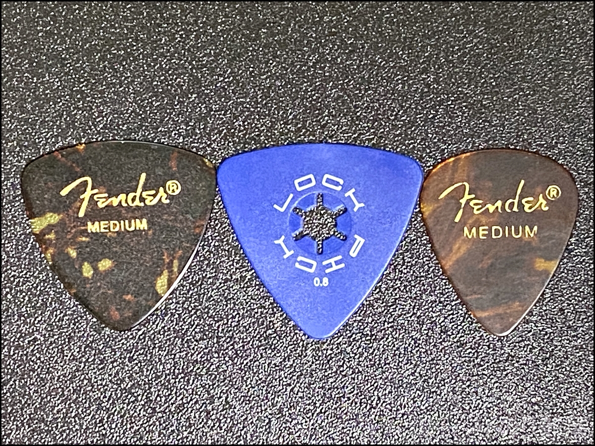 Fender ピックをなくさないLOCK PICKのサイズは標準的なFenderに近いトライアングルの大きさ｢LOCK PICK(ロックピック)｣を徹底解説!なくさないピックが超便利で初心者にオススメ！メリットとデメリットを紹介！【ピック隠し】