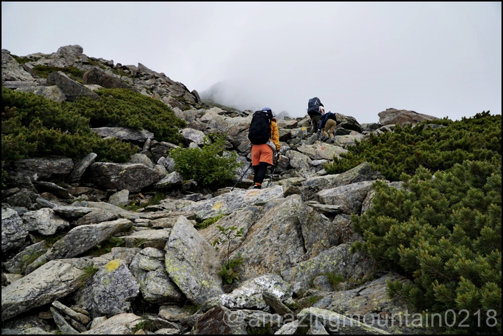 北岳山荘になんとか辿り着く山登り初心者！ 北岳に初心者が登ってきました！富士山よりも難易度が高くて危険な場所も！