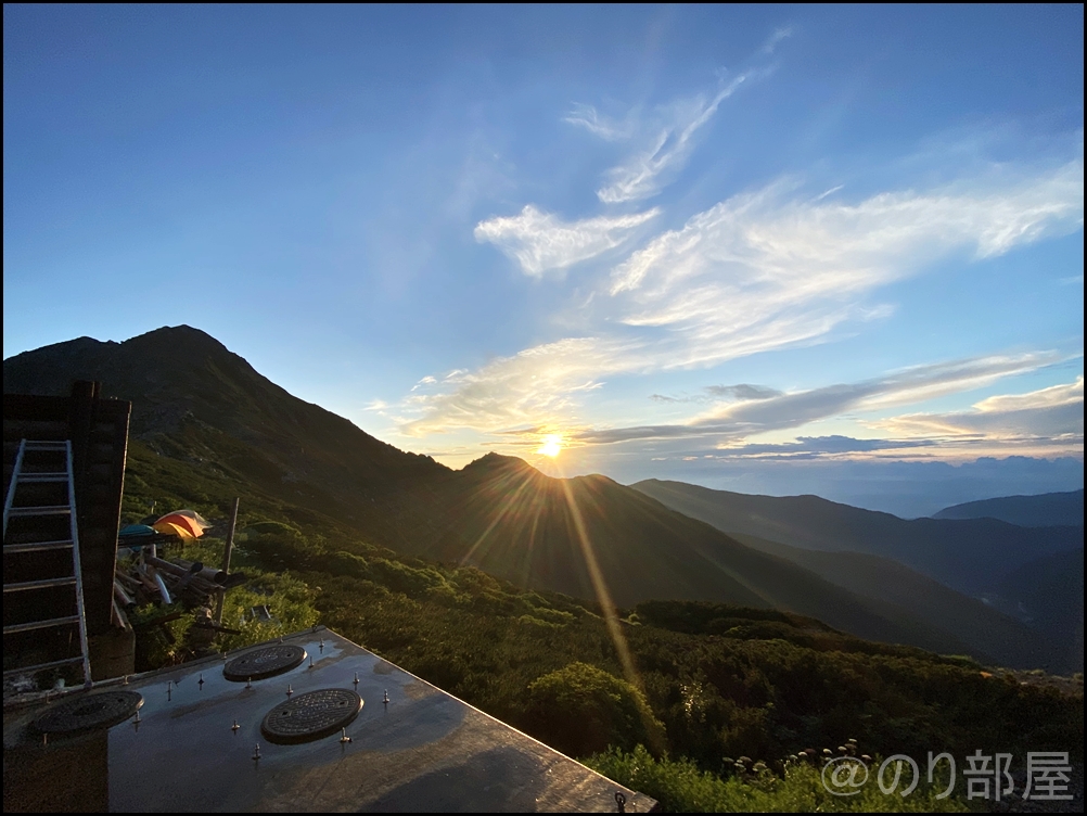 北岳山荘に泊まって見た朝日が最高にキレイだった！【登山初心者】 北岳に初心者が登ってきました！富士山よりも難易度が高くて危険な場所も！