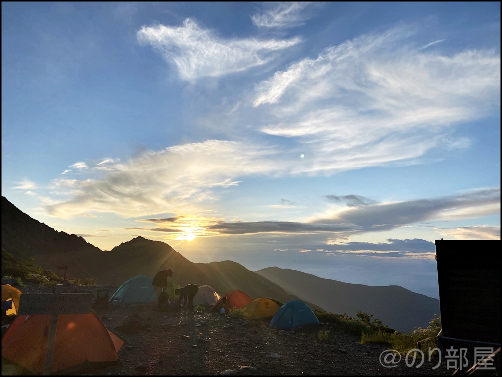 北岳山荘に泊まって見た朝日が最高にキレイだった！【登山初心者】 北岳に初心者が登ってきました！富士山よりも難易度が高くて危険な場所も！