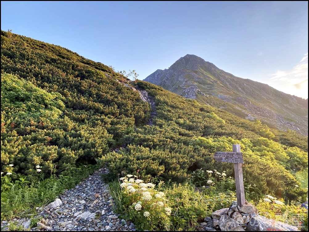 北岳山荘に泊まって見た朝日が最高にキレイだった！【登山初心者】 北岳に初心者が登ってきました！富士山よりも難易度が高くて危険な場所も！